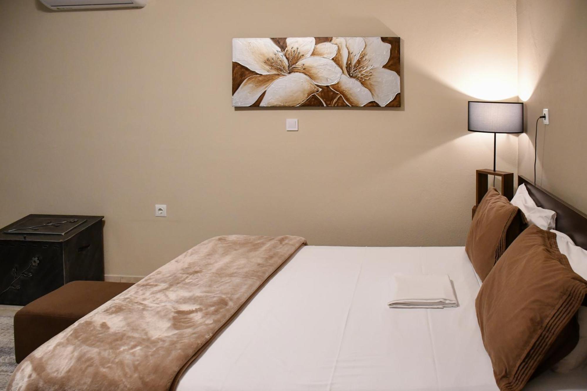 Toula Rooms Angistron ภายนอก รูปภาพ