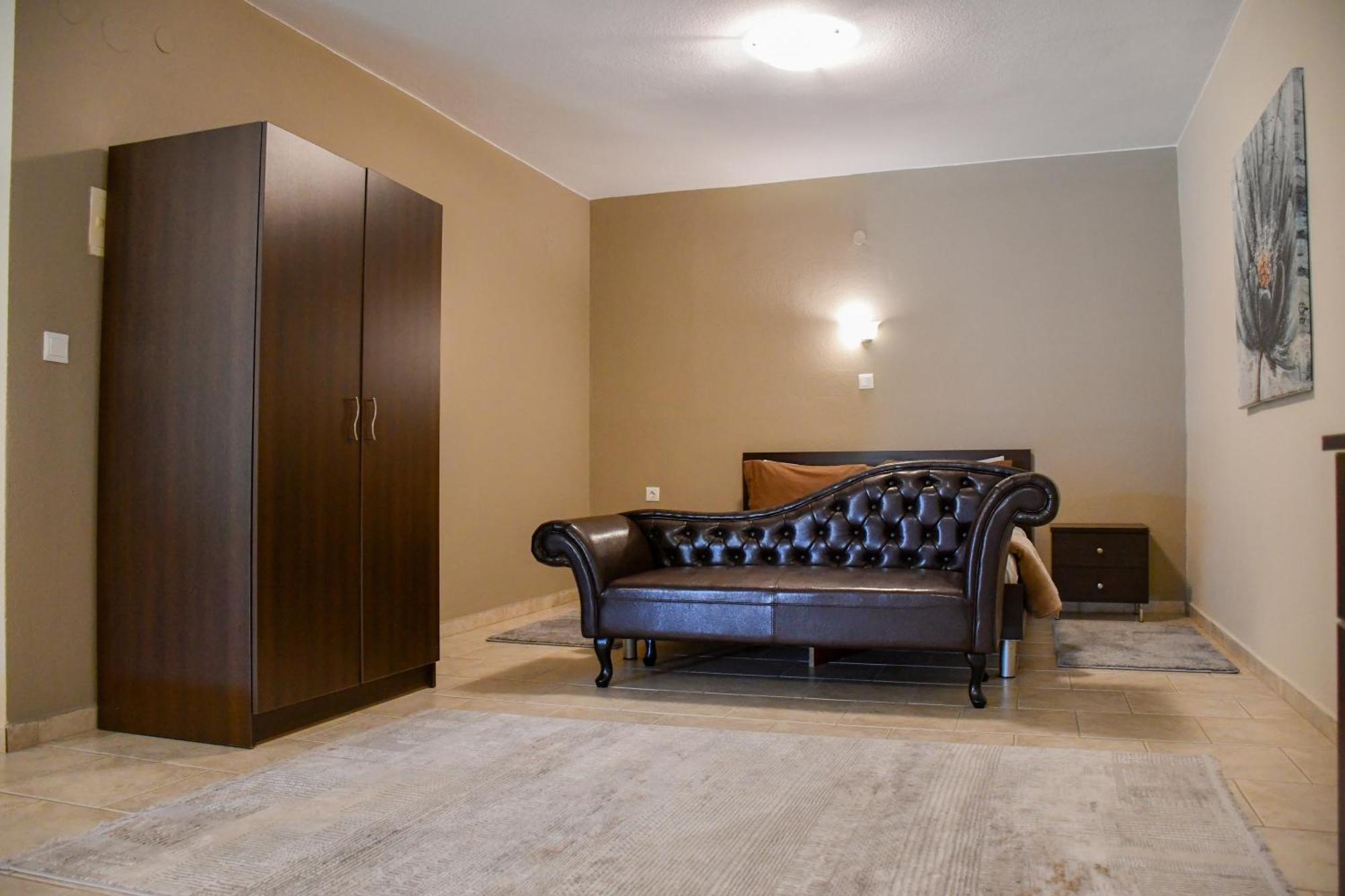 Toula Rooms Angistron ภายนอก รูปภาพ