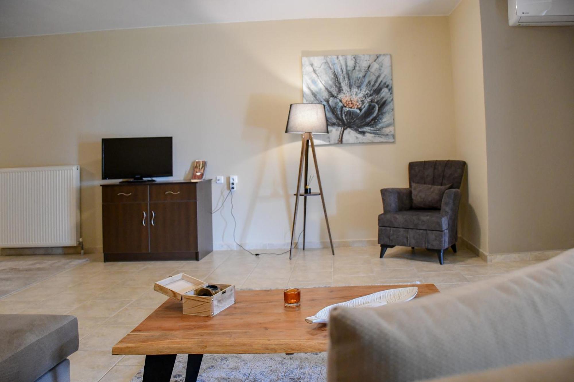 Toula Rooms Angistron ภายนอก รูปภาพ