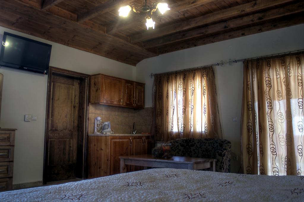 Toula Rooms Angistron ภายนอก รูปภาพ